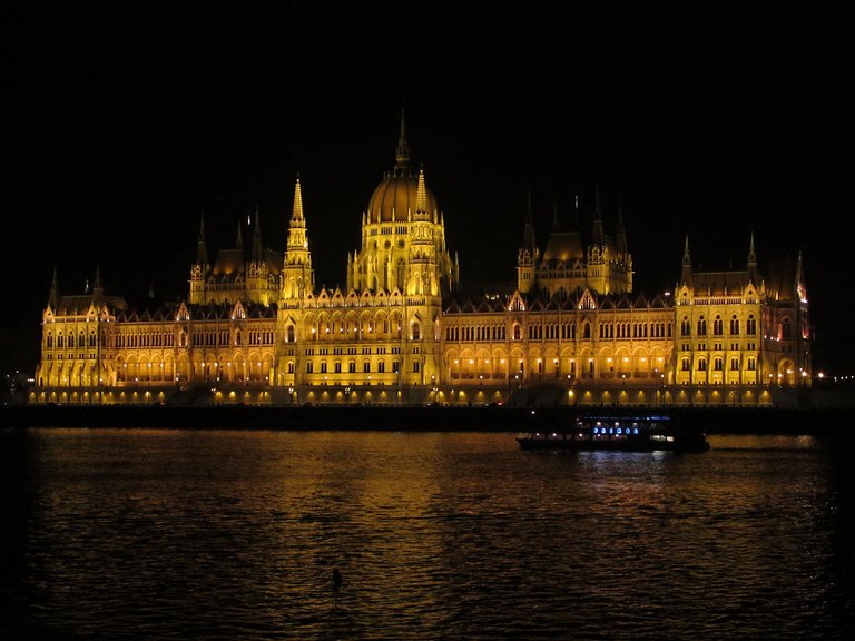 Titelfoto: Parlamentsgebäude in Budapest bei Nacht