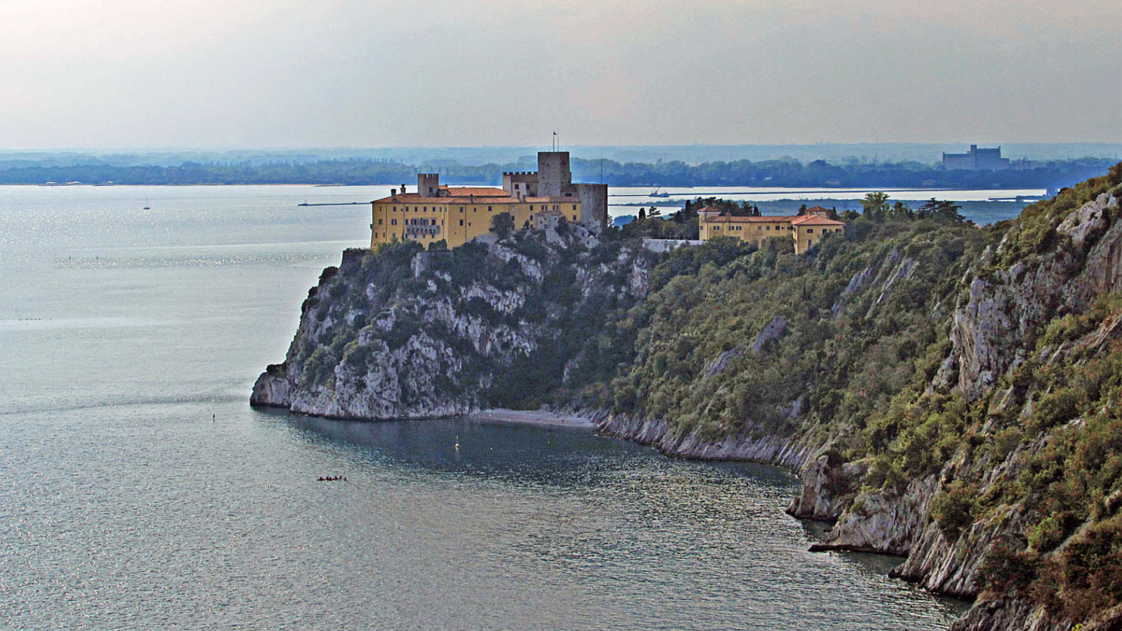 Castello di Duino von fern