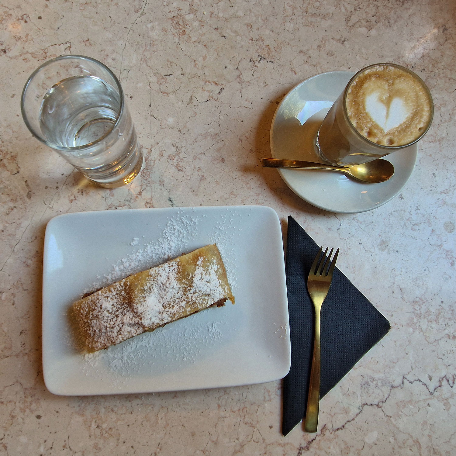 Triest Caffe San Marco Apfelstrudel